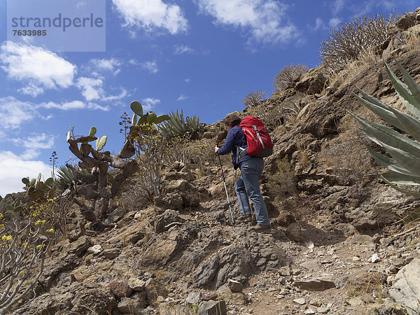 Frau mit Rucksack auf Bergpfad über Valle Gran Rey  La Gomera  Kanarische Inseln  Kanaren  Spanien  Europa