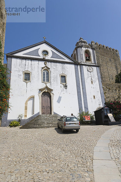 Kirche Igreja de Sao Tiago von der Rua Direita Straße aus gesehen  Castelo de Obidos  Obidos  Distrikt Leiria  Pinhal Litoral  Portugal  Europa