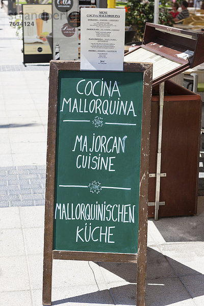 Hinweisschild zu typisch mallorquinischem Essen  Straßenrestaurant  Promenade  Cala Sant VicenÁ  Pollenca  Port de PollenÁa  Mallorca  Balearen  Spanien  Europa