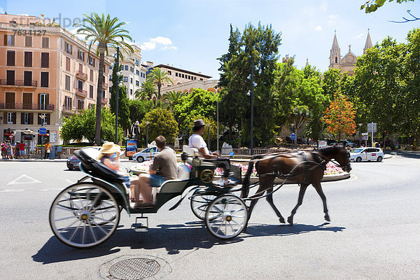 Pferdekutsche mit Touristen in der Altstadt von Palma de Mallorca  Balearen  Mallorca  Europa