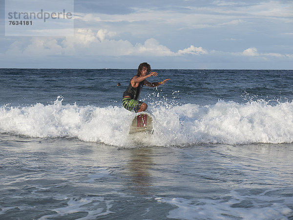 Surfer  40  auf Brandungswelle  Playa Cocles  Puerto Viejo de Talamanca  Costa Rica  Zentralamerika