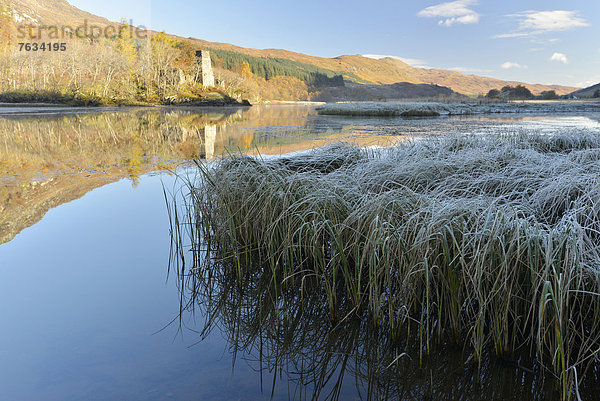 Eisiger Morgenreif  schottische Highlands  Loch Dorchardt  Schottland  Großbritannien  Europa