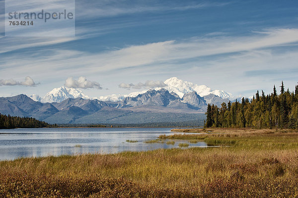 Blick auf die Berge Mt. Denali und Mt. Hunter  vorne der See Swan Lake  Alaskakette  Alaska