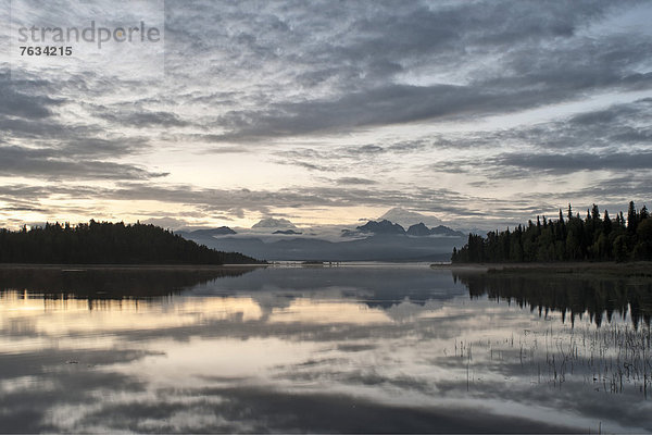 Blick auf die Berge Mt. Denali und Mt. Hunter  vorne der See Swan Lake  Alaskakette  Alaska