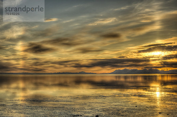 Sonnenuntergang und Lichteffekte über der Bucht  Cook Inlet  Alaska