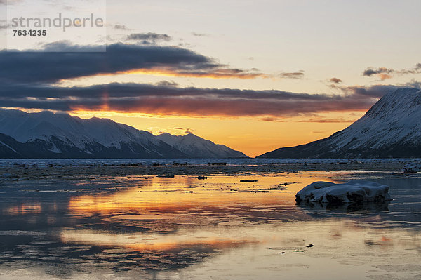 Sonnenuntergang über dem Turnagain Fluß-arm im Winter  Alaska
