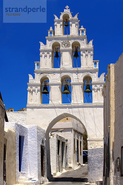 Glockenturm über einer Straße  in Megalohori  Santorin  Griechenland  Europa
