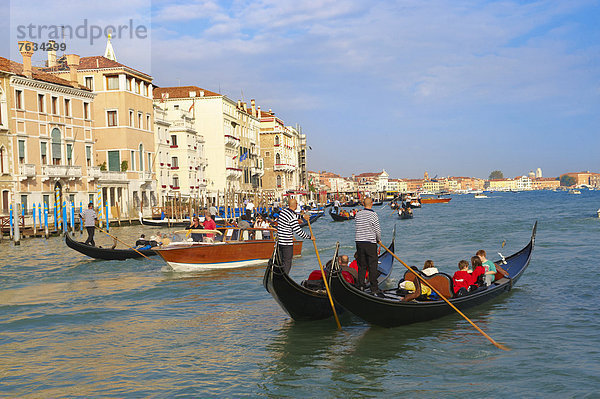 Gondeln auf dem Canal Grande in Venedig  Italien  Europa