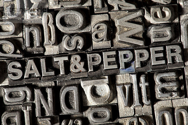 'Alte Bleilettern bilden den englischen Begriff ''SALT and PEPPER'''