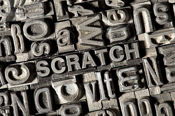 'Alte Bleilettern bilden das englische Wort ''SCRATCH'''