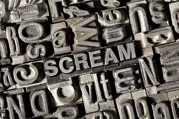 'Alte Bleilettern bilden das englische Wort ''SCREAM'''