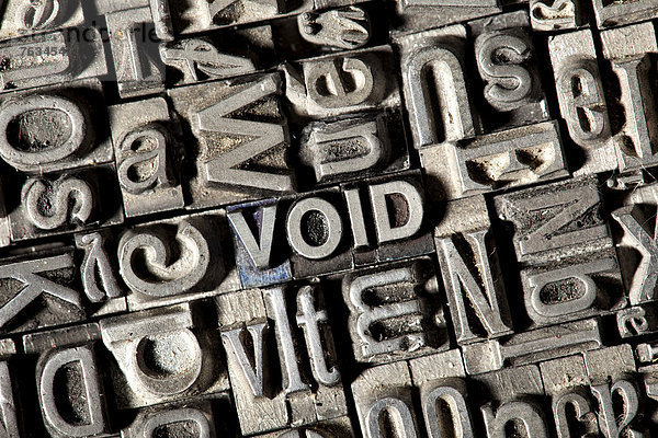 'Alte Bleilettern bilden das englische Wort ''VOID'''