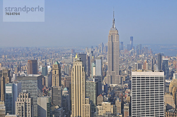 Panorama von der Aussichtsplattform Top of the Rock im Rockefeller Center auf das Empire State Building und nach downtown Manhattan  Manhattan  New York City  USA  Nordamerika  Amerika