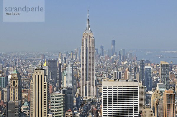 Panorama von der Aussichtsplattform Top of the Rock im Rockefeller Center auf das Empire State Building und nach downtown Manhattan  Manhattan  New York City  USA  Nordamerika  Amerika