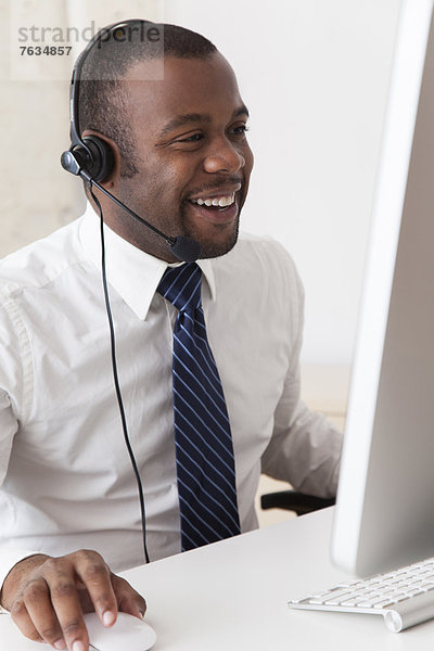 Schreibtisch Geschäftsmann arbeiten Headset schwarz