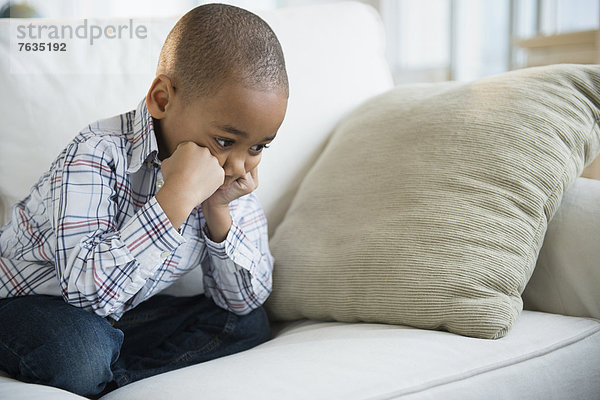 sitzend  Couch  Junge - Person  amerikanisch  schmollen