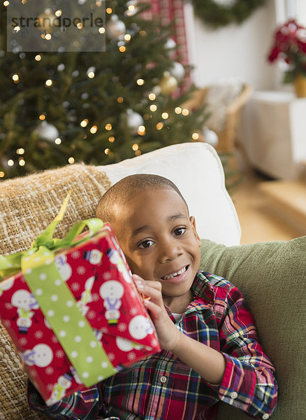 Geschenk  Junge - Person  Weihnachten  amerikanisch  schütteln