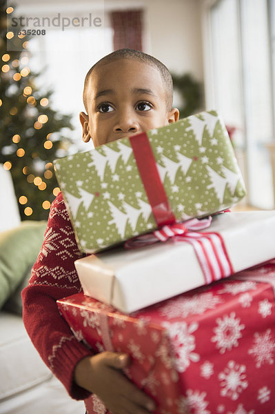 Geburtstagsgeschenk  tragen  Junge - Person  Weihnachten  amerikanisch