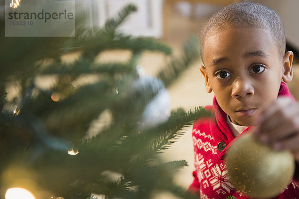 Junge - Person  Baum  Weihnachten  amerikanisch  schmücken