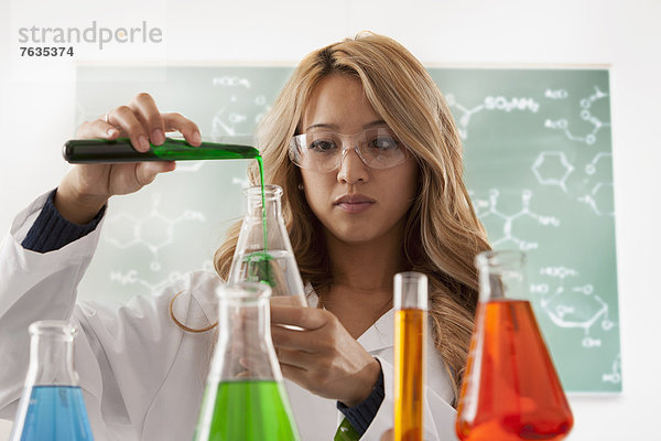 Laborant  Chemie  arbeiten  mischen  Student  Mixed