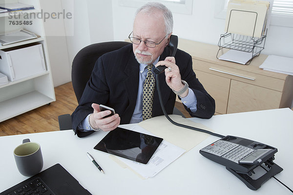 Europäer Geschäftsmann arbeiten Büro