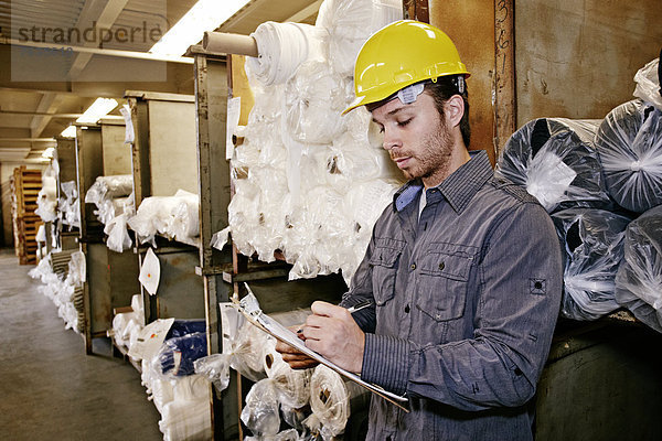 Europäer  Prüfung  Lagerhalle  Lager  arbeiten  Produktion