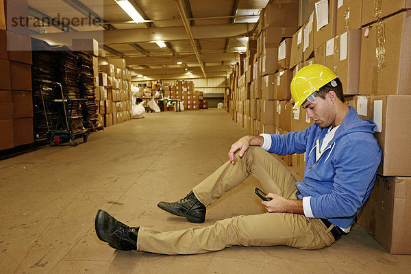 Handy  benutzen  Europäer  Lagerhalle  Lager  arbeiten