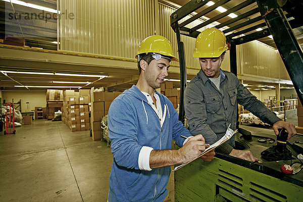 Europäer  sprechen  Lagerhalle  Lager  arbeiten