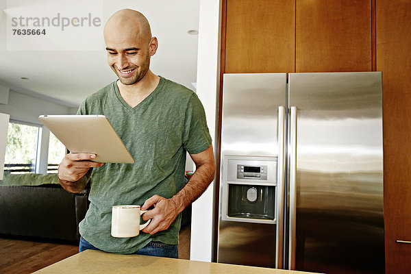 benutzen Mann Computer Hispanier Küche Tablet PC