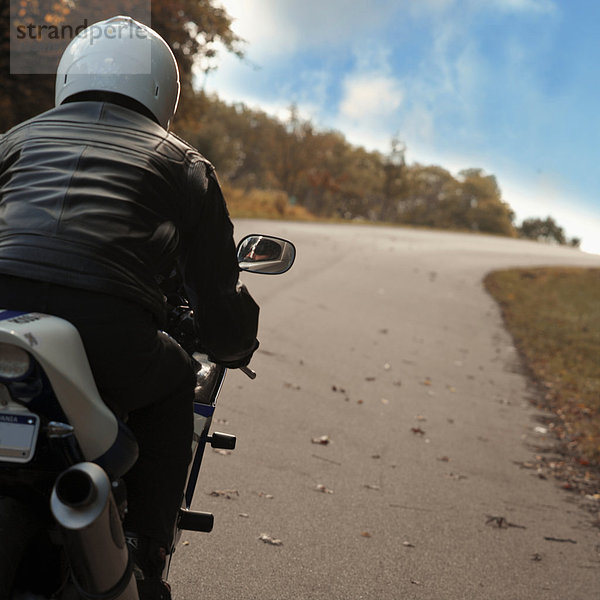 Ländliches Motiv  ländliche Motive  Mann  fahren  Fernverkehrsstraße  Motorrad