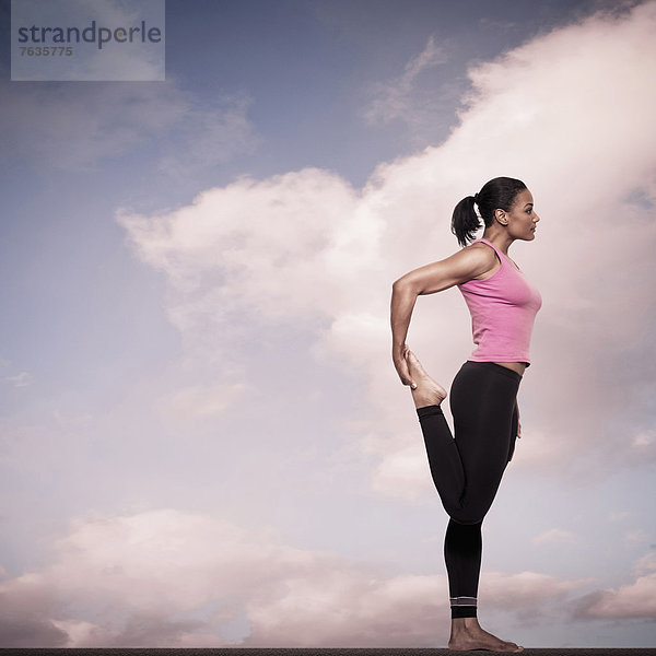 Außenaufnahme  Frau  üben  amerikanisch  Yoga  freie Natur