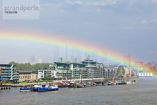 Skyline  Skylines  über  London  Hauptstadt  Kai  Wellensittich  Melopsittacus undulatus  Docklands  England  Regenbogen