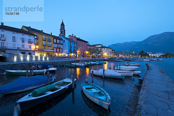 Hafen Europa Wohnhaus Abend Nacht Gebäude See Lago Maggiore Ascona Schweiz