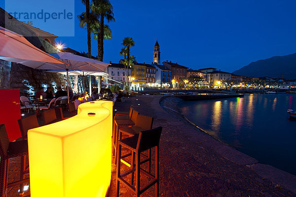 Hafen Europa Wohnhaus Abend Nacht Gebäude See Beleuchtung Licht Straßencafe Lago Maggiore Ascona Schweiz