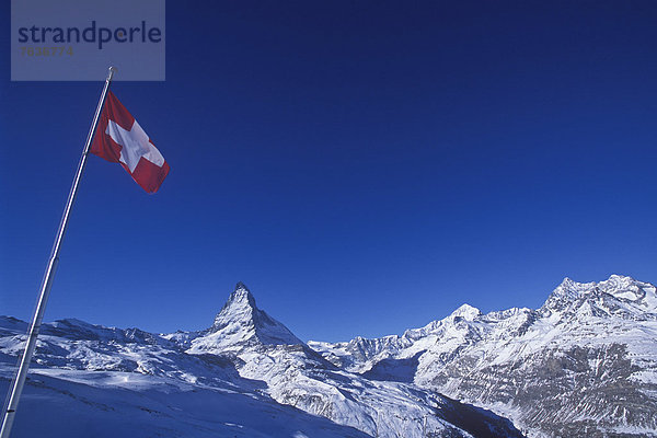 Schweizer Flagge  Schweizer Flaggen  Europa  Berg  Winter  Fahne  Matterhorn  Schnee  Schweiz