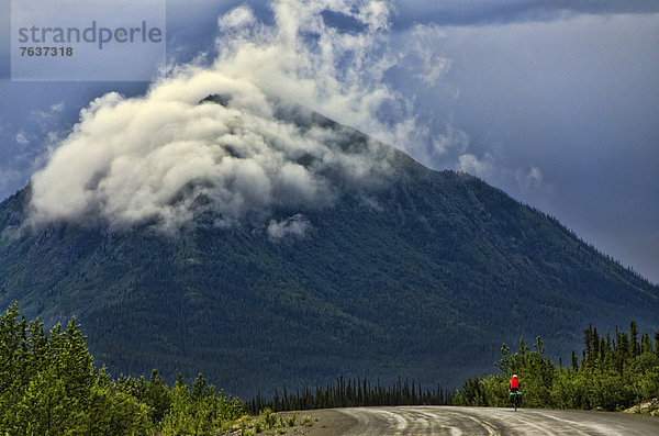 Vereinigte Staaten von Amerika  USA  Nationalpark  Berg  Amerika  Fernverkehrsstraße  Bundesstraße  Fahrradfahrer  Kluane Nationalpark  Alaska