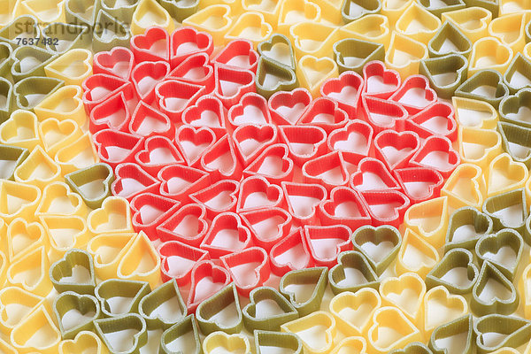 Haufen  Farbaufnahme  Farbe  Helligkeit  Liebe  Lebensmittel  grün  weiß  Hintergrund  herzförmig  Herz  Valentinstag  rot  Form  Formen  Pasta  Nudel  Studioaufnahme  Soße  Größe  Ergebnis  Italienisch  Italien