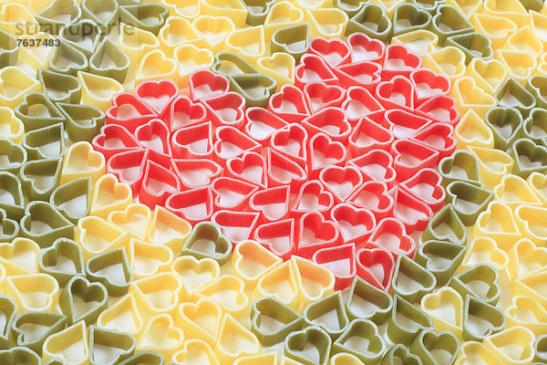 Haufen  Farbaufnahme  Farbe  Helligkeit  Liebe  Lebensmittel  grün  weiß  Hintergrund  herzförmig  Herz  Valentinstag  rot  Form  Formen  Pasta  Nudel  Studioaufnahme  Soße  Größe  Ergebnis  Italienisch  Italien