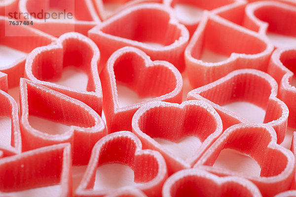 Farbaufnahme  Farbe  Liebe  Lebensmittel  weiß  Hintergrund  herzförmig  Herz  Valentinstag  rot  Form  Formen  Pasta  Nudel  Studioaufnahme  Soße  Größe  Ergebnis