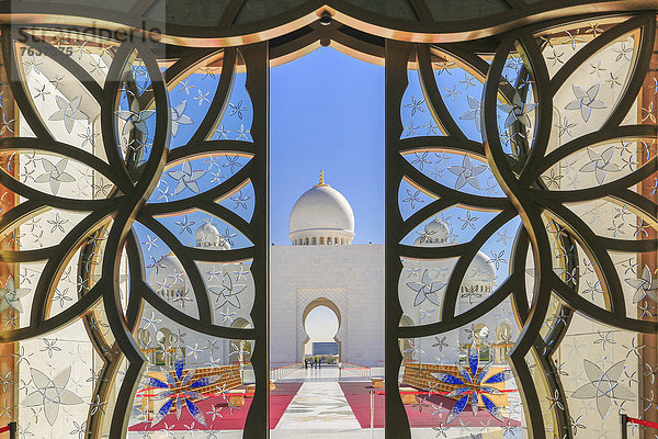 Abu Dhabi  Hauptstadt  Kuppel  Vereinigte Arabische Emirate  VAE  Glas  Eingang  Großstadt  Architektur  Religion  Säule  Dekoration  Marmor  Naher Osten  Kuppelgewölbe  Islam  Moschee  neu