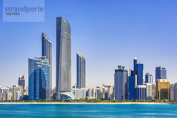Abu Dhabi  Hauptstadt  Skyline  Skylines  Vereinigte Arabische Emirate  VAE  Gebäude  Spiegelung  Großstadt  Architektur  Turm  Hochhaus  groß  großes  großer  große  großen  Naher Osten  Innenstadt  modern  neu