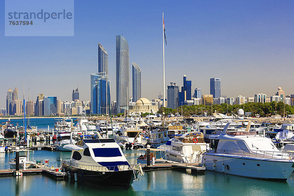 Abu Dhabi  Hauptstadt  Skyline  Skylines  Hafen  Vereinigte Arabische Emirate  VAE  Gebäude  Spiegelung  Großstadt  Boot  Architektur  Turm  Hochhaus  Jachthafen  groß  großes  großer  große  großen  Naher Osten  Innenstadt  modern  neu