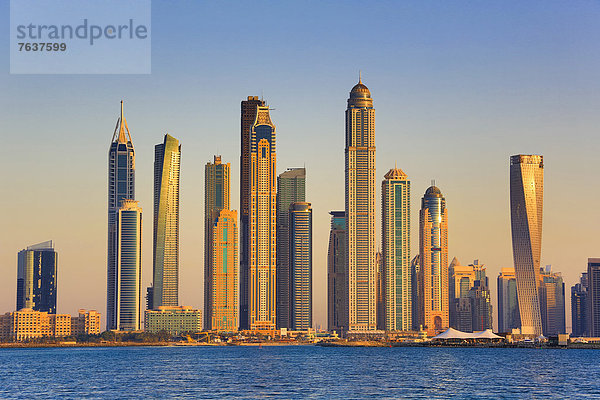 Wasser  Vereinigte Arabische Emirate  VAE  Zukunft  Sonnenuntergang  Gebäude  Großstadt  Architektur  Hochhaus  Jachthafen  groß  großes  großer  große  großen  Dubai  modern  neu