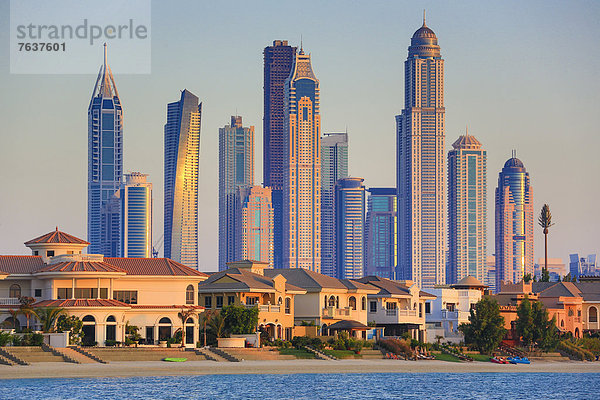 Wasser  Vereinigte Arabische Emirate  VAE  Zukunft  Strand  Sonnenuntergang  Gebäude  Großstadt  Architektur  Hochhaus  Jachthafen  groß  großes  großer  große  großen  Deira  Dubai  modern  neu