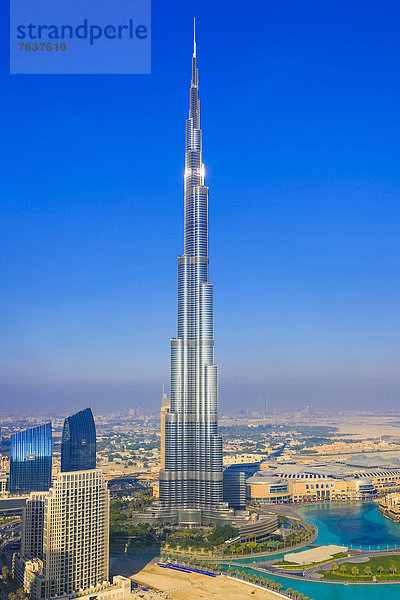 Vereinigte Arabische Emirate  VAE  Zukunft  Gebäude  Großstadt  Wüste  See  Architektur  groß  großes  großer  große  großen  Design  beeindruckend  Burj Khalifa  Innenstadt  Dubai  Metropole  modern  neu