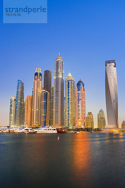 Skyline  Skylines  Wasser  Hafen  Vereinigte Arabische Emirate  VAE  Zukunft  Strand  Sonnenuntergang  Gebäude  Großstadt  Boot  Architektur  Hochhaus  parken  Jachthafen  groß  großes  großer  große  großen  Dubai  modern  neu