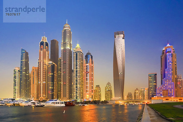 Skyline  Skylines  Wasser  Hafen  Vereinigte Arabische Emirate  VAE  Zukunft  Strand  Sonnenuntergang  Gebäude  Großstadt  Boot  Architektur  Hochhaus  parken  Jachthafen  groß  großes  großer  große  großen  Dubai  modern  neu