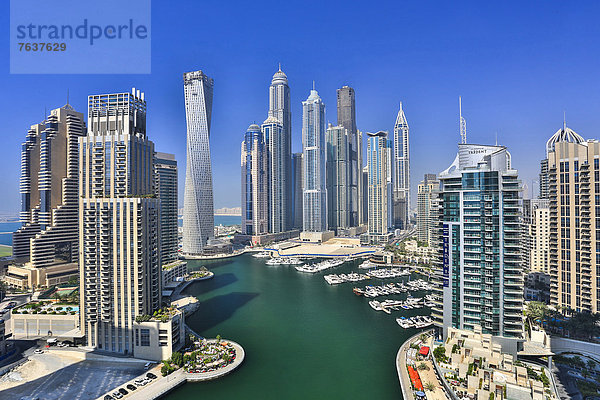 Weite  Skyline  Skylines  bauen  Wasser  Hafen  Vereinigte Arabische Emirate  VAE  Urlaub  Zukunft  Gebäude  Großstadt  Boot  Architektur  Hochhaus  parken  Jachthafen  groß  großes  großer  große  großen  Tourismus  Dubai  Unendlichkeit  modern  neu