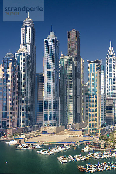 Skyline  Skylines  Wasser  Hafen  Vereinigte Arabische Emirate  VAE  Urlaub  Zukunft  Gebäude  Großstadt  Boot  Architektur  Hochhaus  parken  Jachthafen  groß  großes  großer  große  großen  Tourismus  Dubai  modern  neu