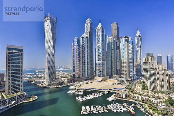 Weite  Skyline  Skylines  bauen  Wasser  Hafen  Vereinigte Arabische Emirate  VAE  Urlaub  Zukunft  Gebäude  Großstadt  Boot  Architektur  Hochhaus  parken  Jachthafen  groß  großes  großer  große  großen  Tourismus  Dubai  Unendlichkeit  modern  neu